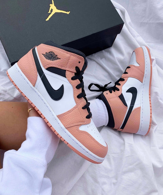 WMNS Air Jordan Retro 1 Mid “Pink Quatrz”